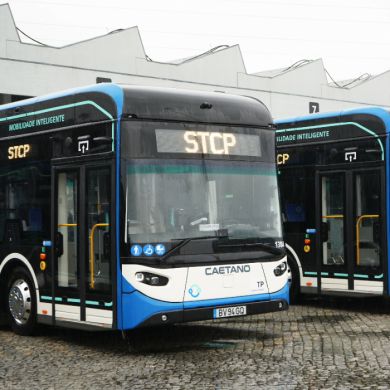 Autocarro elétrico na estação 