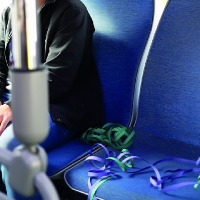 serpentinas no banco do autocarro